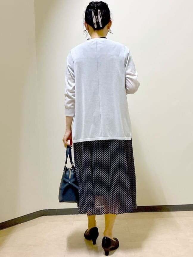 グレー系のカーディガン/ボレロ、ブラック系のシャツ/ブラウス、ブルー系のスカートを着用したレディースの夏コーディネートの3枚目の写真
