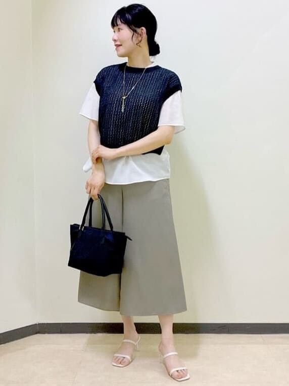 ベージュ系のシャツ/ブラウス、ブラック系のニット/セーター、グレー系のタンクトップを着用したレディースの夏コーディネートの6枚目の写真