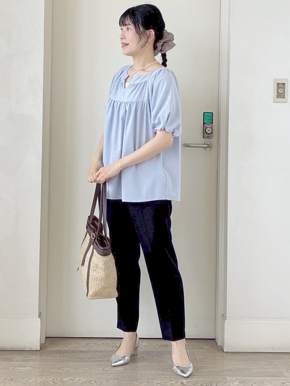 ブルー系のシャツ/ブラウス、ベージュ系のタンクトップ、ブラック系のその他パンツを着用したレディースの夏コーディネートの6枚目の写真