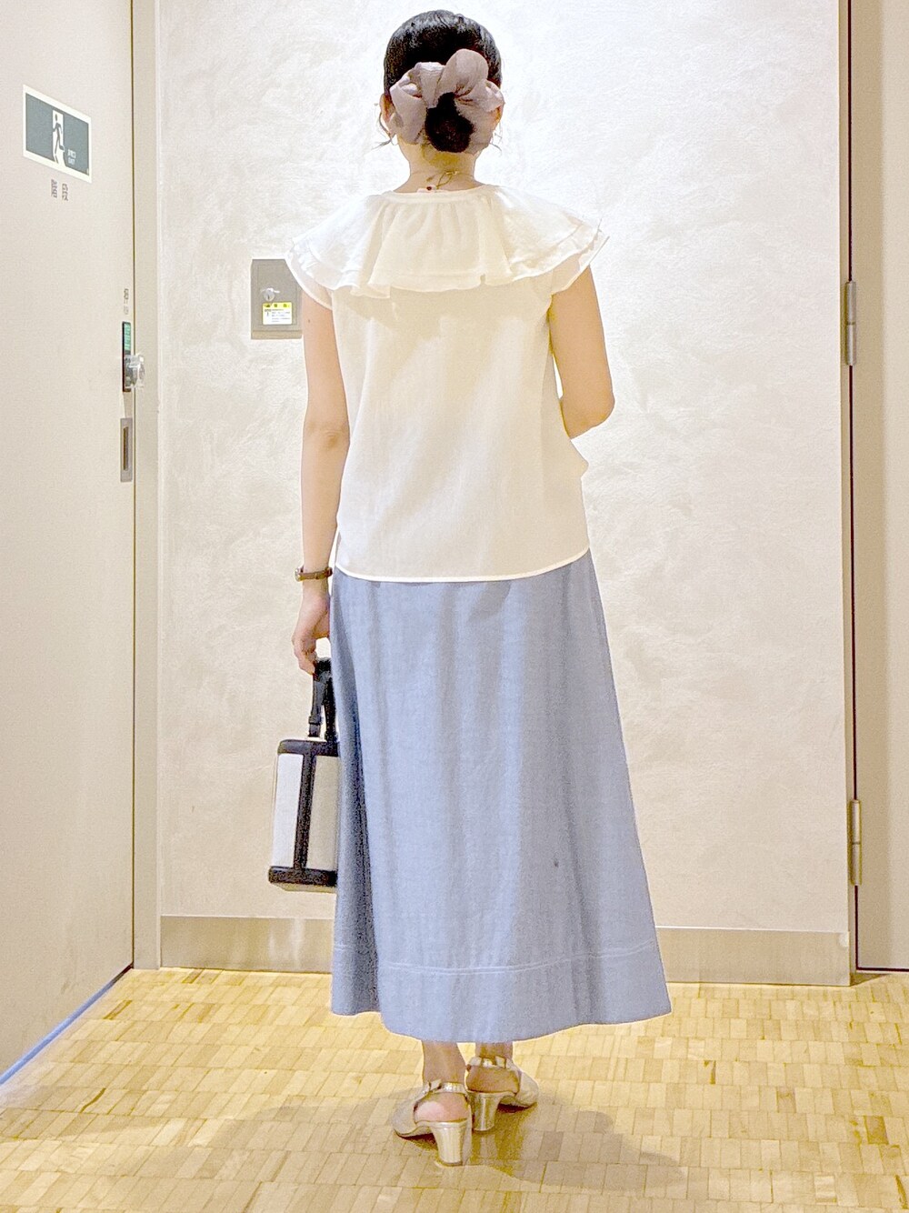 ホワイト系のシャツ/ブラウス、ブルー系のスカート、ホワイト系のカーディガン/ボレロを着用したレディースの夏コーディネートの3枚目の写真