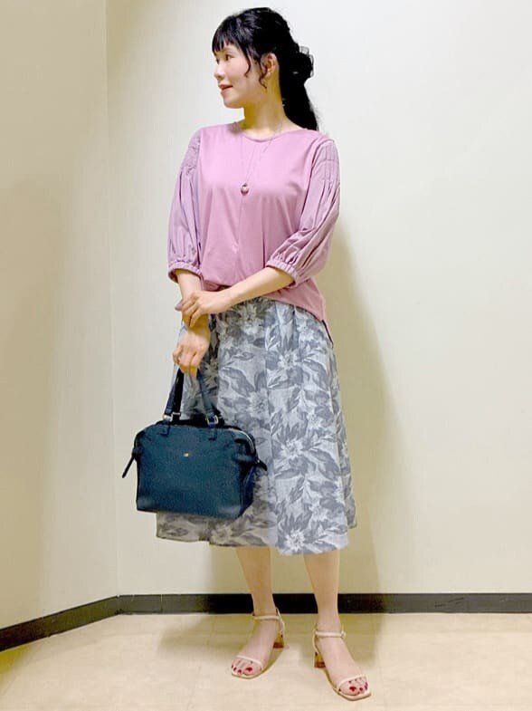 ピンク系のシャツ/ブラウス、ブルー系のスカート、ブルー系のトートバッグを着用したレディースの夏コーディネートの7枚目の写真