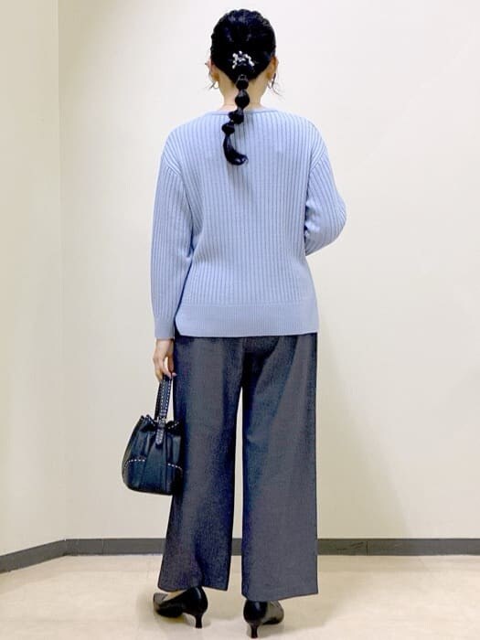 ブルー系のニット/セーター、ブルー系のその他パンツ、ブルー系のダウンジャケット/コートを着用したレディースの冬コーディネートの3枚目の写真