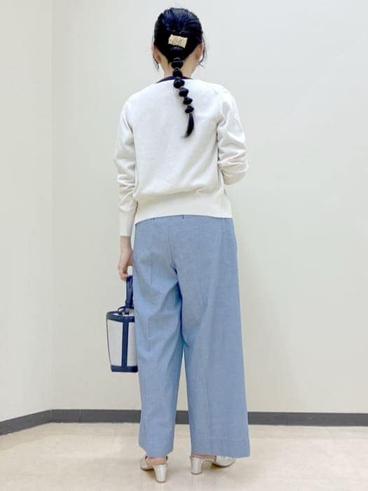 ホワイト系のシャツ/ブラウス、ブラック系のTシャツ/カットソー、ブルー系のその他パンツを着用したレディースの春コーディネートの3枚目の写真