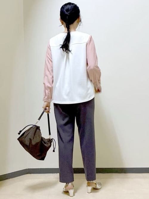 ホワイト系のTシャツ/カットソー、ブラウン系のその他パンツ、ブラウン系のショルダーバッグを着用したレディースの冬コーディネートの3枚目の写真