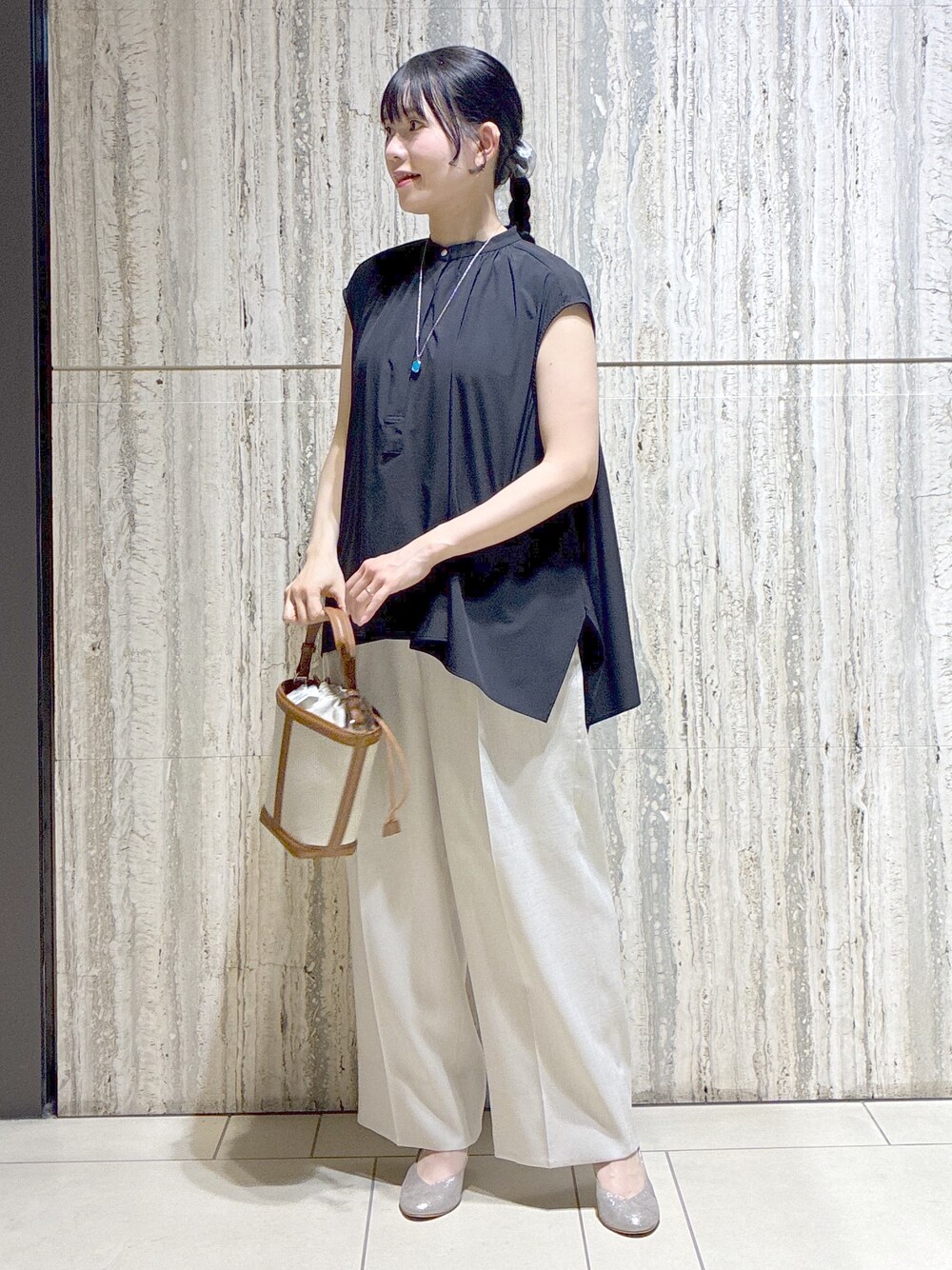 ブラック系のシャツ/ブラウス、ベージュ系のその他パンツ、イエロー系のショルダーバッグを着用したレディースの夏コーディネートの9枚目の写真