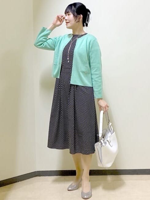 ベージュ系のワンピース、グリーン系のカーディガン/ボレロ、ホワイト系のトートバッグを着用したレディースの春コーディネートの6枚目の写真