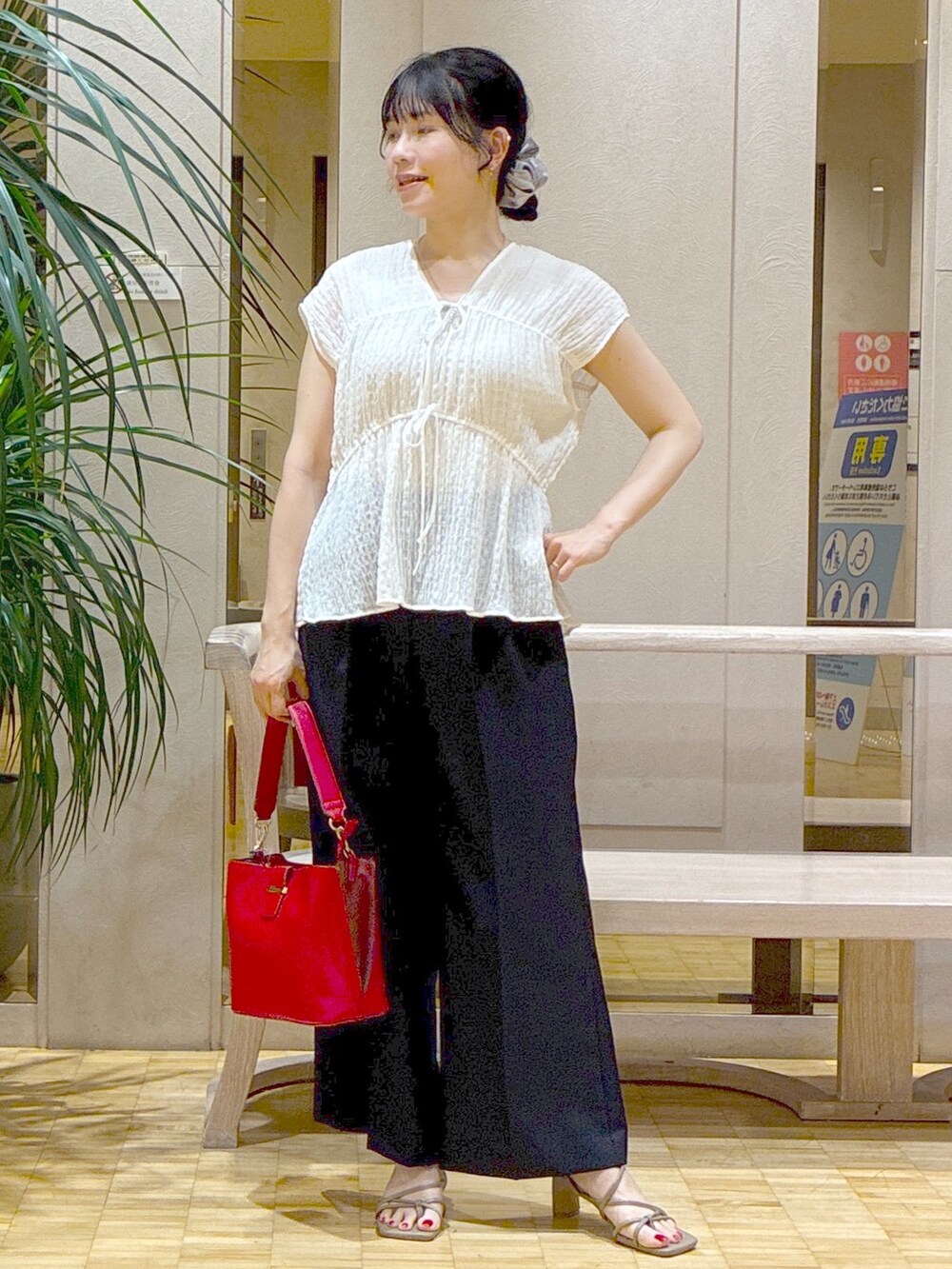 ホワイト系のシャツ/ブラウス、ブルー系のその他パンツ、ベージュ系のタンクトップを着用したレディースの夏コーディネートの7枚目の写真