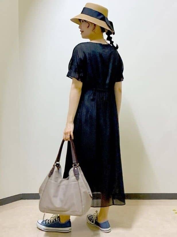 レッド系のカーディガン/ボレロ、ブラック系のワンピース、ホワイト系のトートバッグを着用したレディースの春コーディネートの10枚目の写真