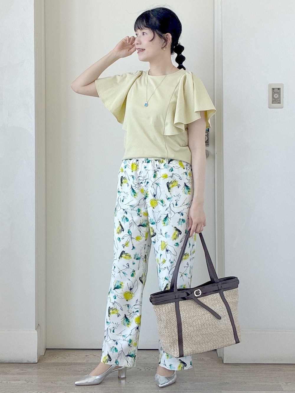 イエロー系のTシャツ/カットソー、ベージュ系のその他パンツ、イエロー系のトートバッグを着用したレディースの夏コーディネートの10枚目の写真
