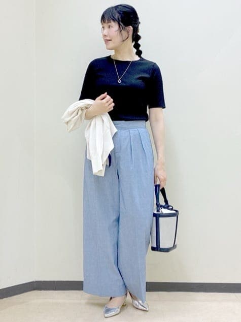 ホワイト系のシャツ/ブラウス、ブラック系のTシャツ/カットソー、ブルー系のその他パンツを着用したレディースの春コーディネートの8枚目の写真
