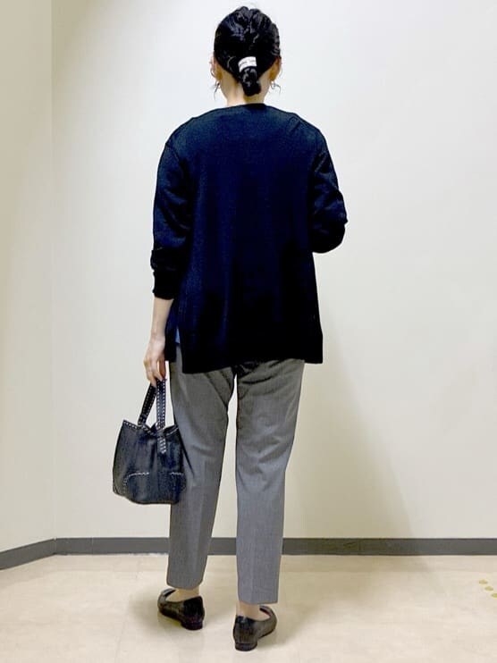 ブラック系のカーディガン/ボレロ、ブルー系のTシャツ/カットソー、ブラック系のその他パンツを着用したレディースの秋コーディネートの3枚目の写真