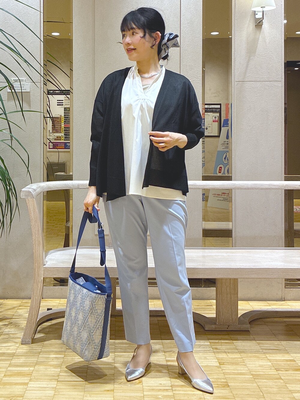 ブラック系のカーディガン/ボレロ、ホワイト系のシャツ/ブラウス、ベージュ系のタンクトップを着用したレディースの春コーディネートの8枚目の写真