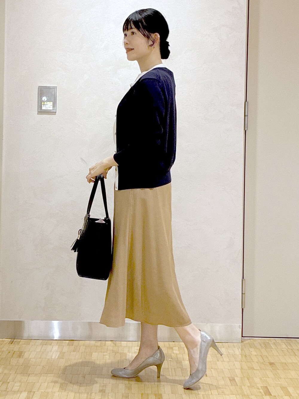 ブルー系のカーディガン/ボレロ、ホワイト系のシャツ/ブラウス、ベージュ系のスカートを着用したレディースの夏コーディネートの2枚目の写真