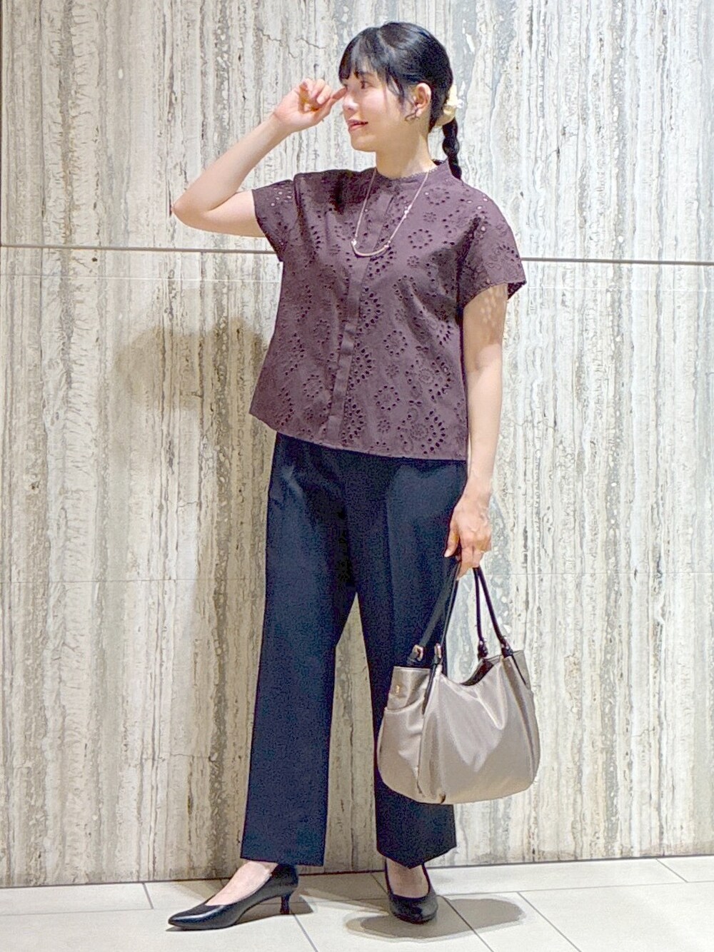 ブラウン系のシャツ/ブラウス、ホワイト系のシャツ/ブラウス、イエロー系のシャツ/ブラウスを着用したレディースの秋コーディネートの7枚目の写真
