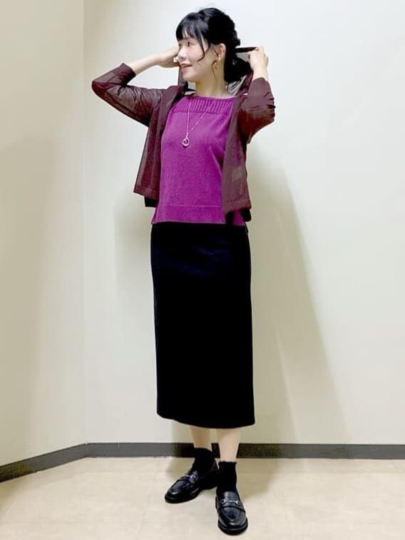 ブラウン系のカーディガン/ボレロ、ピンク系のTシャツ/カットソー、ブラック系のスカートを着用したレディースの秋コーディネートの8枚目の写真