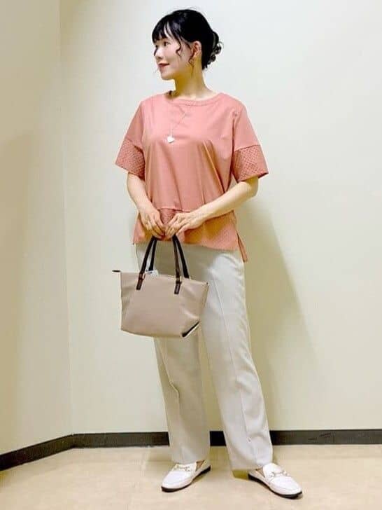 オレンジ系のTシャツ/カットソー、ベージュ系のその他パンツ、ベージュ系のトートバッグを着用したレディースの夏コーディネートの8枚目の写真