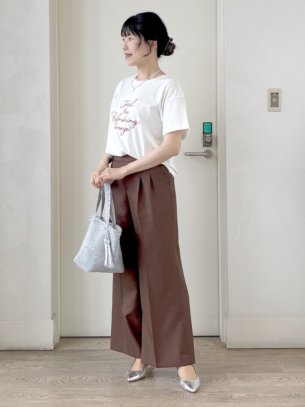 ホワイト系のTシャツ/カットソー、ブラック系のベスト、ブラウン系のその他パンツを着用したレディースの春コーディネートの7枚目の写真