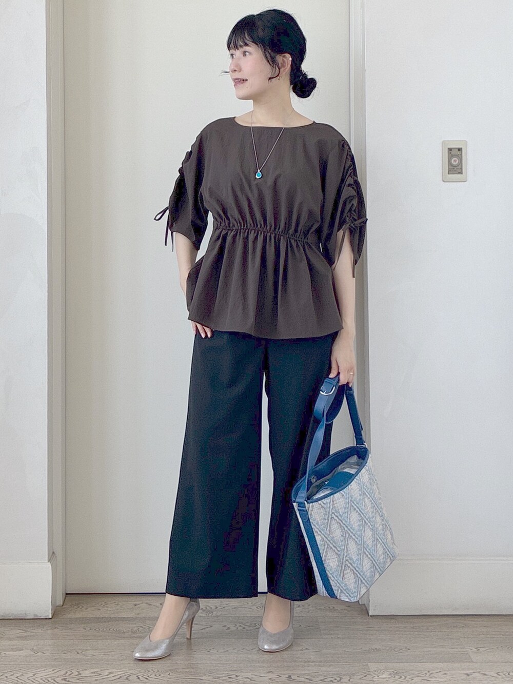 ブラック系のその他パンツ、ブルー系のショルダーバッグ、ホワイト系のカーディガン/ボレロを着用したレディースの春コーディネートの6枚目の写真