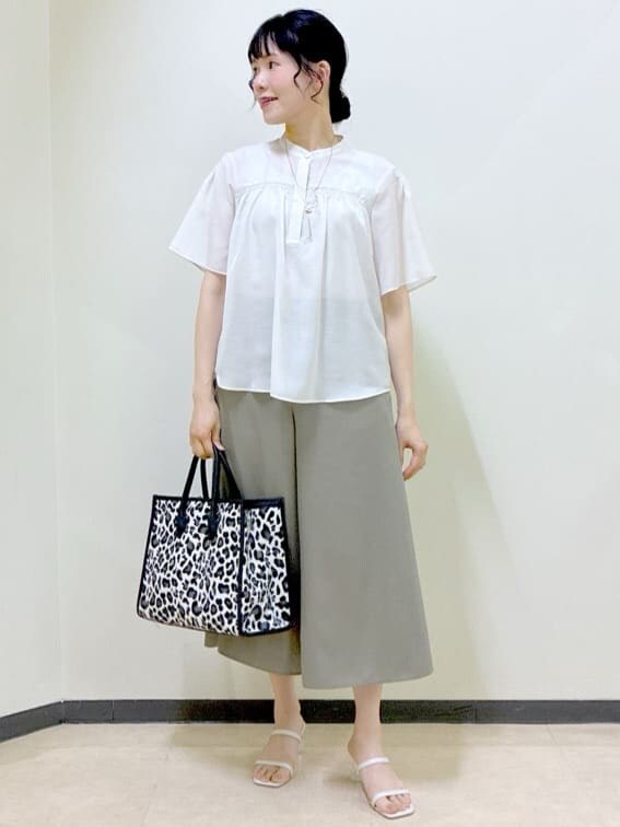 ベージュ系のシャツ/ブラウス、グレー系のタンクトップ、ブラック系のニット/セーターを着用したレディースの夏コーディネートの8枚目の写真