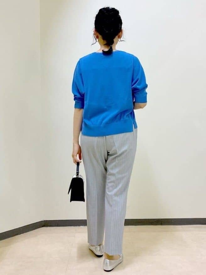 ブルー系のカーディガン/ボレロ、ホワイト系のタンクトップ、グレー系のその他パンツを着用したレディースの夏コーディネートの3枚目の写真