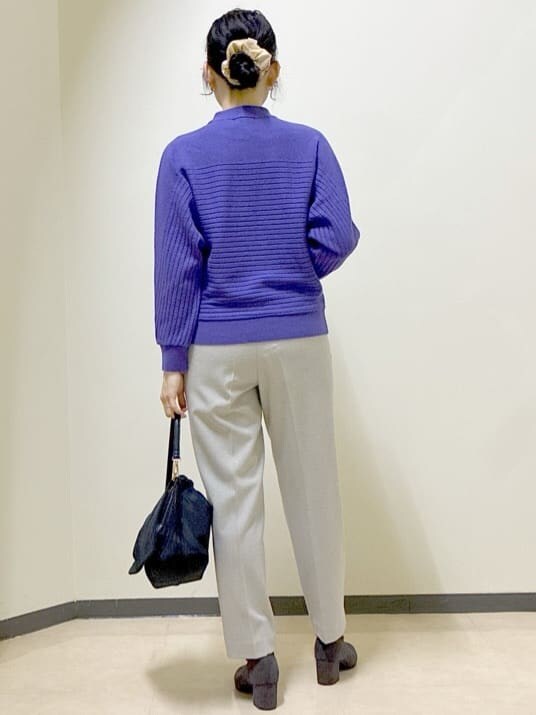 パープル系のニット/セーター、ベージュ系のその他パンツ、グレー系のノーカラーコートを着用したレディースの冬コーディネートの3枚目の写真