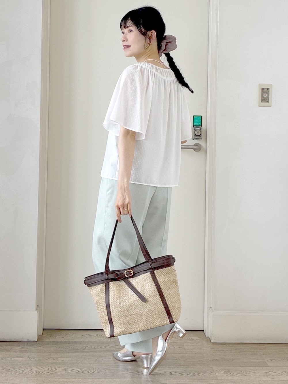 ホワイト系のシャツ/ブラウス、ベージュ系のタンクトップ、ホワイト系のカーディガン/ボレロを着用したレディースの夏コーディネートの4枚目の写真