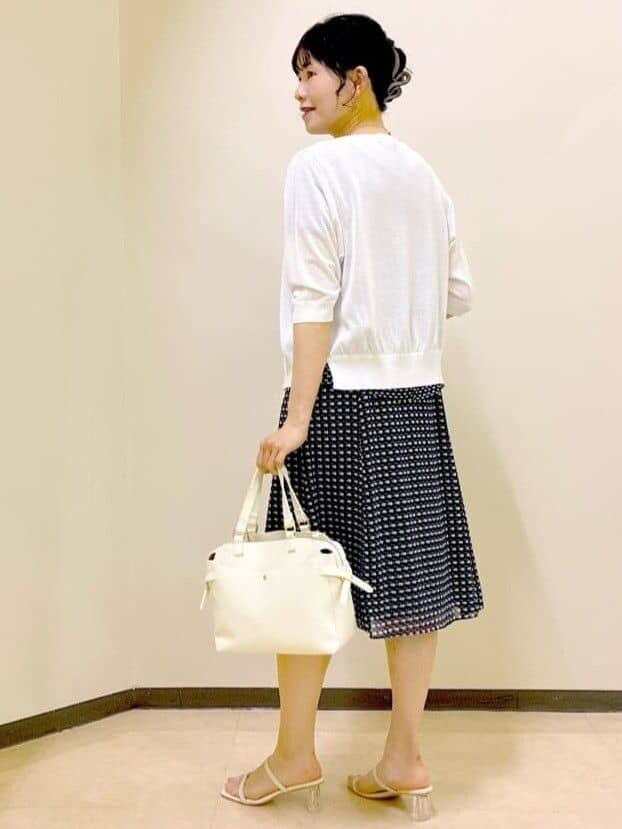 ホワイト系のカーディガン/ボレロ、ブルー系のシャツ/ブラウス、ブルー系のスカートを着用したレディースの夏コーディネートの4枚目の写真