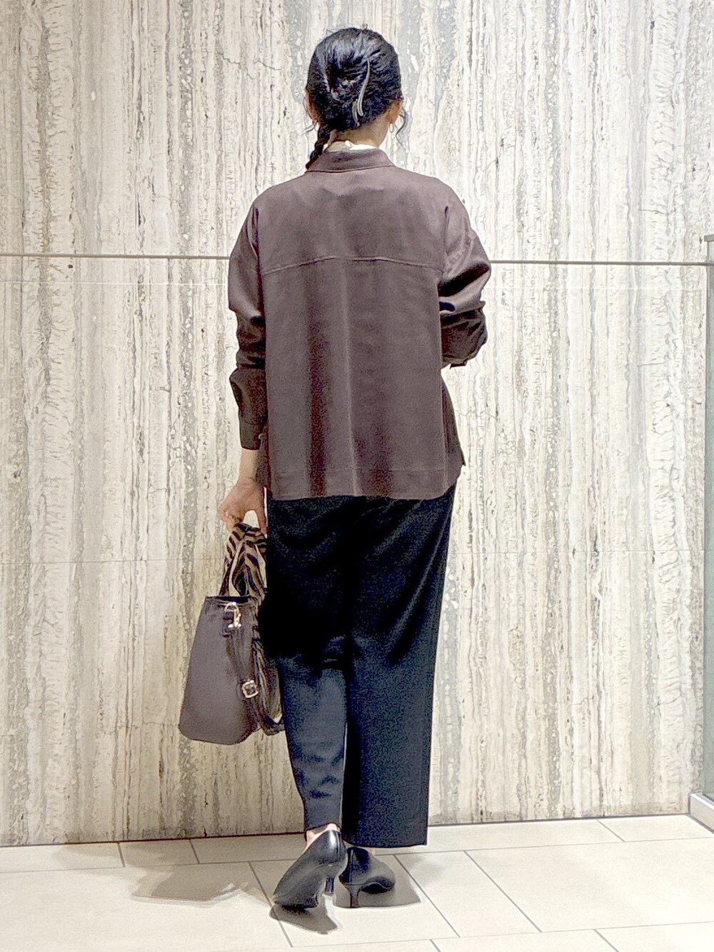 ブラウン系のシャツ/ブラウス、ホワイト系のTシャツ/カットソー、ブラック系のその他パンツを着用したレディースの秋コーディネートの3枚目の写真
