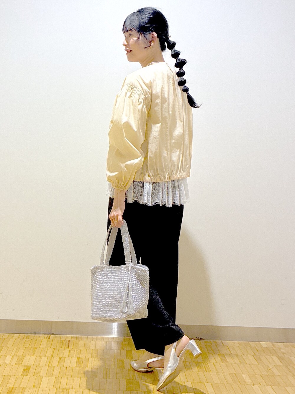 ブラック系のその他パンツ、ベージュ系のブルゾン、ホワイト系のTシャツ/カットソーを着用したレディースの春コーディネートの9枚目の写真