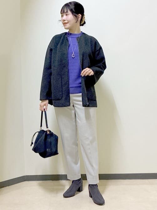 グレー系のノーカラーコート、パープル系のニット/セーター、ベージュ系のその他パンツを着用したレディースの冬コーディネートの7枚目の写真