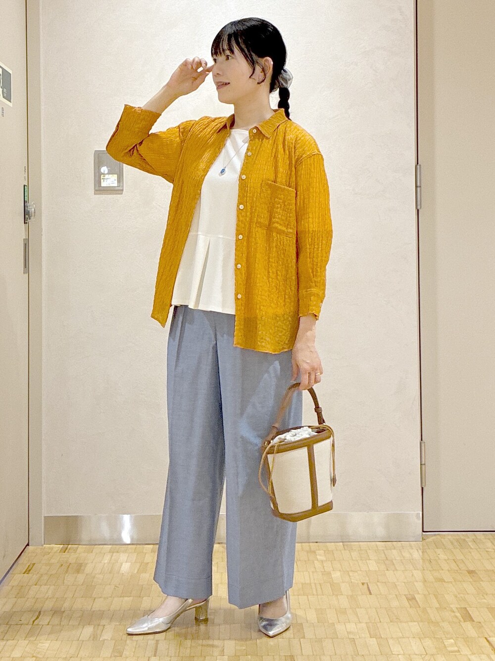 オレンジ系のシャツ/ブラウス、ホワイト系のTシャツ/カットソー、ブルー系のその他パンツを着用したレディースの夏コーディネートの5枚目の写真
