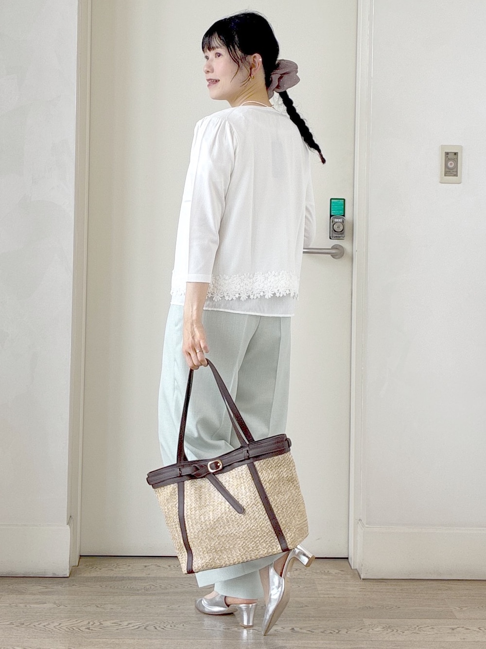 ホワイト系のシャツ/ブラウス、ベージュ系のタンクトップ、ホワイト系のカーディガン/ボレロを着用したレディースの夏コーディネートの4枚目の写真