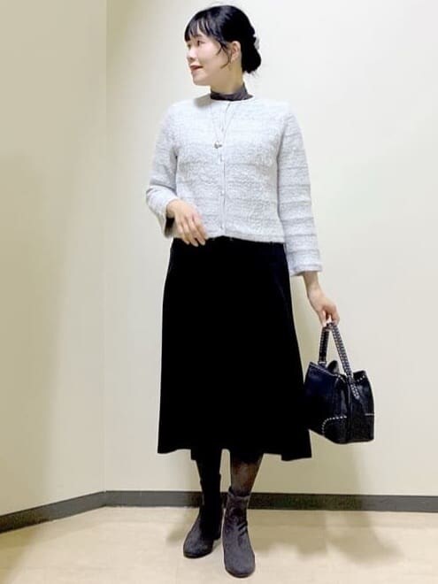 グレー系のカーディガン/ボレロ、グレー系のニット/セーター、ブラック系のスカートを着用したレディースの冬コーディネートの6枚目の写真