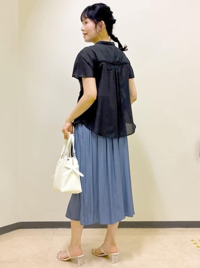 ブラック系のシャツ/ブラウス、ブルー系のその他パンツ、ホワイト系のトートバッグを着用したレディースの夏コーディネートの4枚目の写真