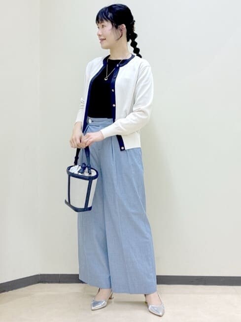 ホワイト系のシャツ/ブラウス、ブラック系のTシャツ/カットソー、ブルー系のその他パンツを着用したレディースの春コーディネートの7枚目の写真