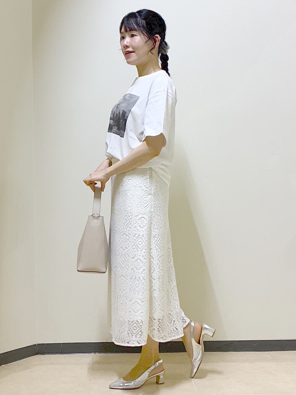 ブラウン系のブルゾン、ホワイト系のスカート、ホワイト系のTシャツ/カットソーを着用したレディースの春コーディネートの2枚目の写真