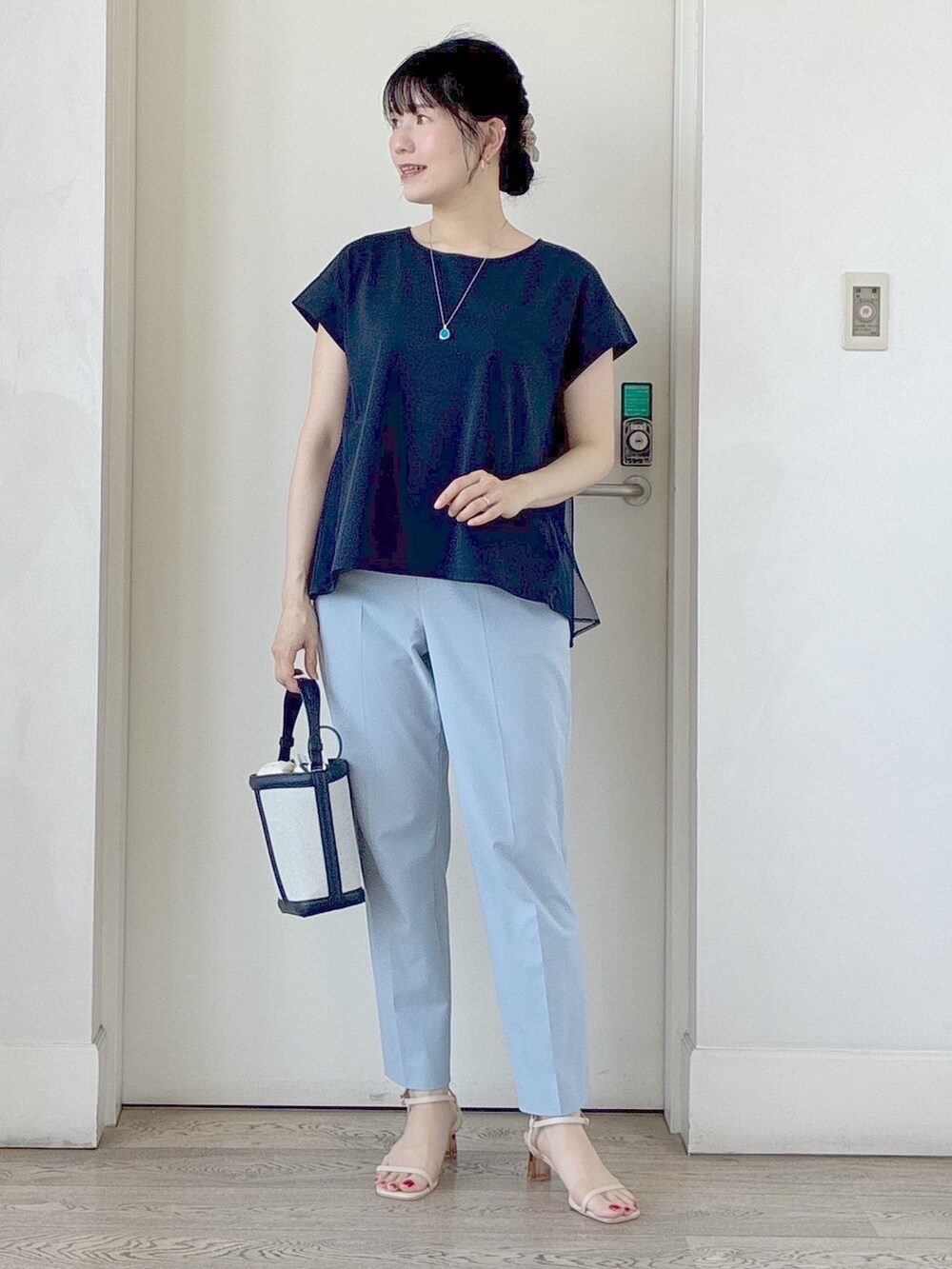 ブルー系のチュニック、ブルー系のその他パンツ、ブルー系のショルダーバッグを着用したレディースの夏コーディネートの5枚目の写真