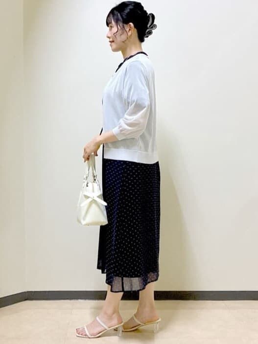 ブルー系のワンピース、グレー系のカーディガン/ボレロ、ホワイト系のトートバッグを着用したレディースの夏コーディネートの2枚目の写真