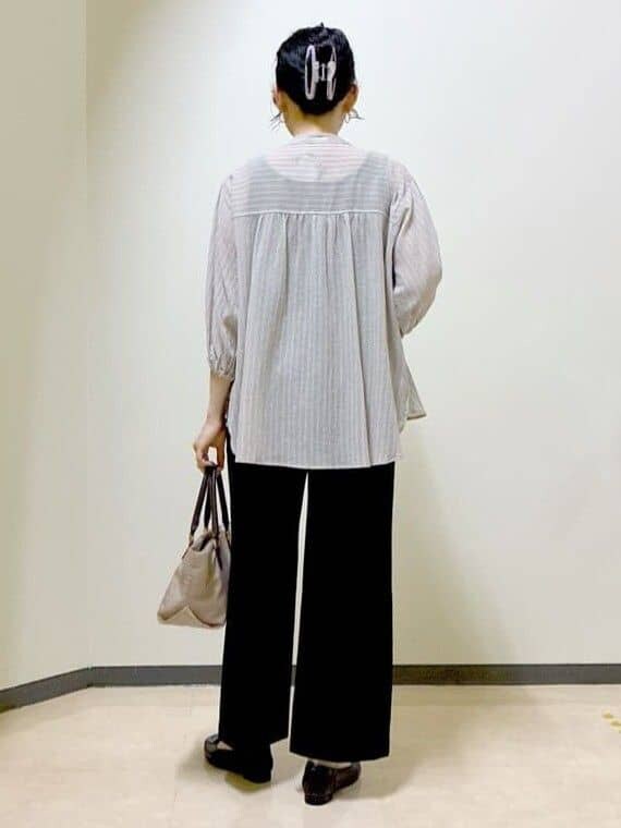 グレー系のシャツ/ブラウス、ブラック系のタンクトップ、ブラック系のその他パンツを着用したレディースの夏コーディネートの3枚目の写真