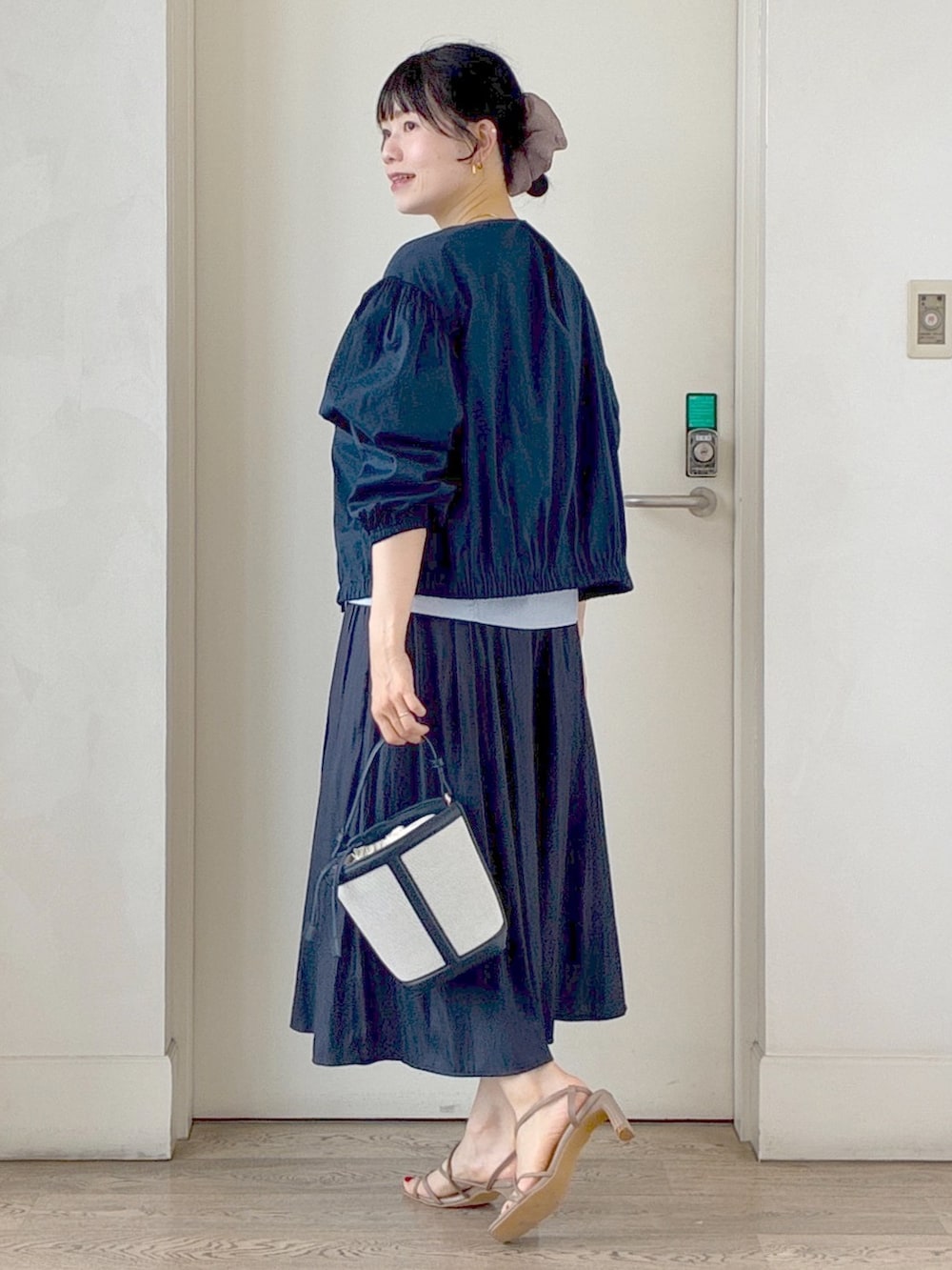 ブルー系のブルゾン、ブルー系のTシャツ/カットソー、ブルー系のその他パンツを着用したレディースの夏コーディネートの4枚目の写真