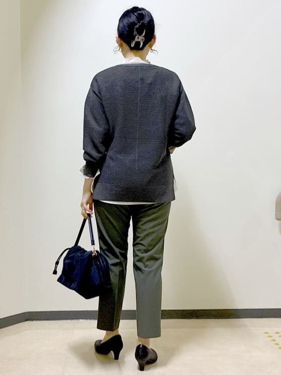 グレー系のニット/セーター、ベージュ系のシャツ/ブラウス、グリーン系のその他パンツを着用したレディースの秋コーディネートの3枚目の写真