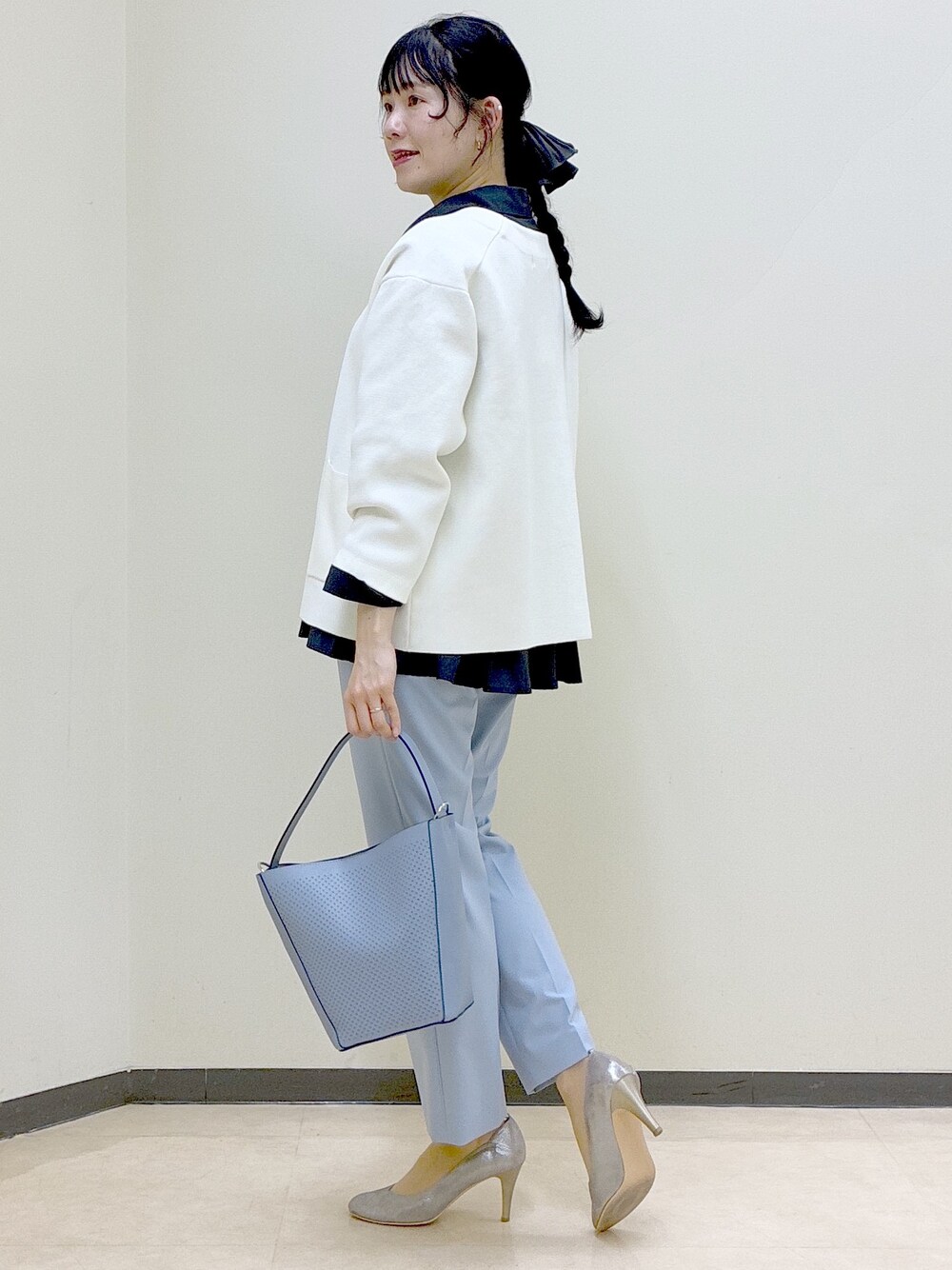 ホワイト系のカーディガン/ボレロ、ブルー系のシャツ/ブラウス、ブルー系のその他パンツを着用したレディースの春コーディネートの4枚目の写真