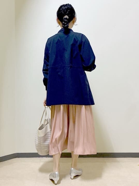 ホワイト系のワンピース、オレンジ系のその他パンツ、シルバー系のパンプスを着用したレディースの春コーディネートの3枚目の写真