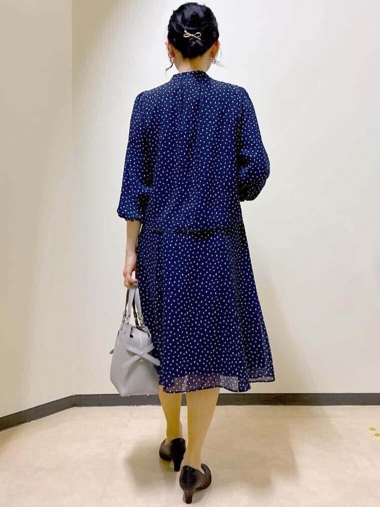 ブルー系のシャツ/ブラウス、ブルー系のスカート、ブルー系のスカートを着用したレディースの春コーディネートの3枚目の写真