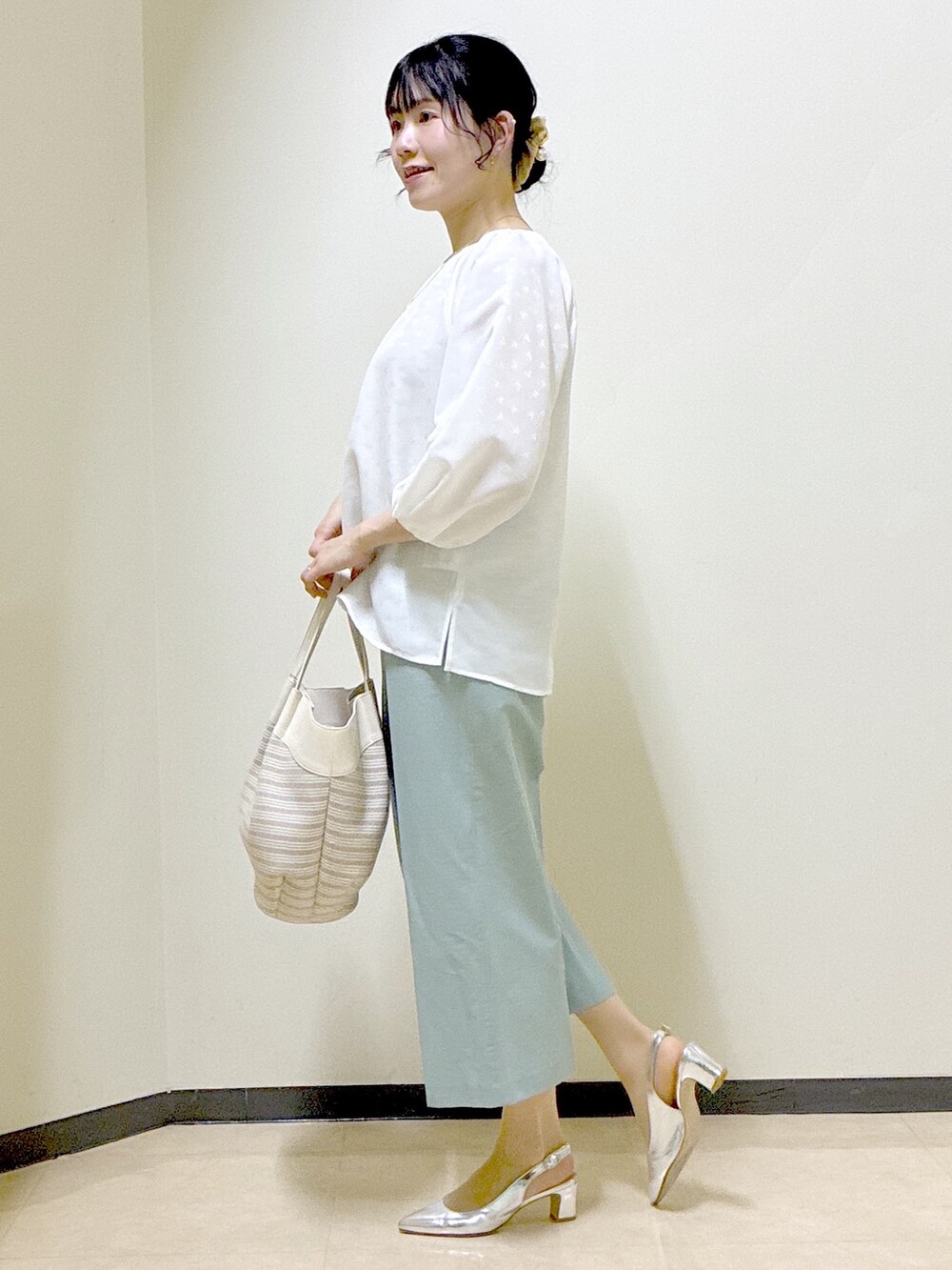 ホワイト系のシャツ/ブラウス、グリーン系のその他パンツ、ベージュ系のトートバッグを着用したレディースの春コーディネートの2枚目の写真