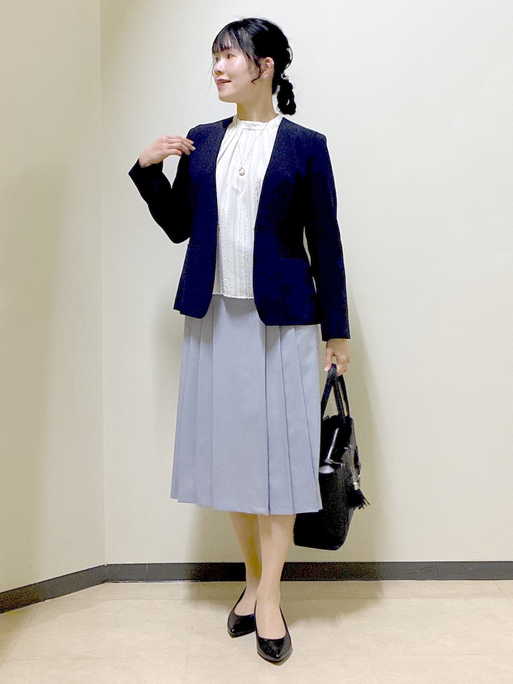 ホワイト系のシャツ/ブラウス、ブルー系のスカート、ブルー系のノーカラージャケットを着用したレディースの春コーディネートの10枚目の写真