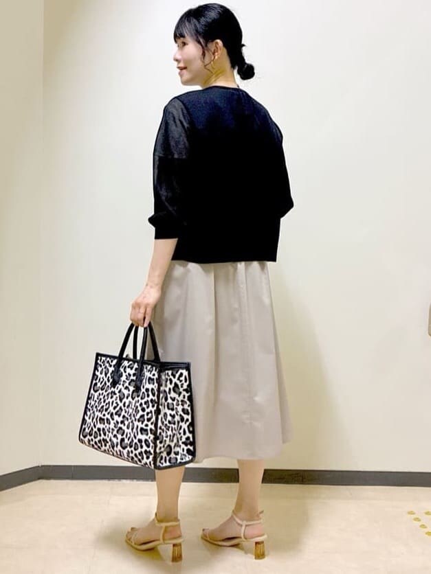 ブラック系のカーディガン/ボレロ、ホワイト系のシャツ/ブラウス、ベージュ系のスカートを着用したレディースの夏コーディネートの4枚目の写真