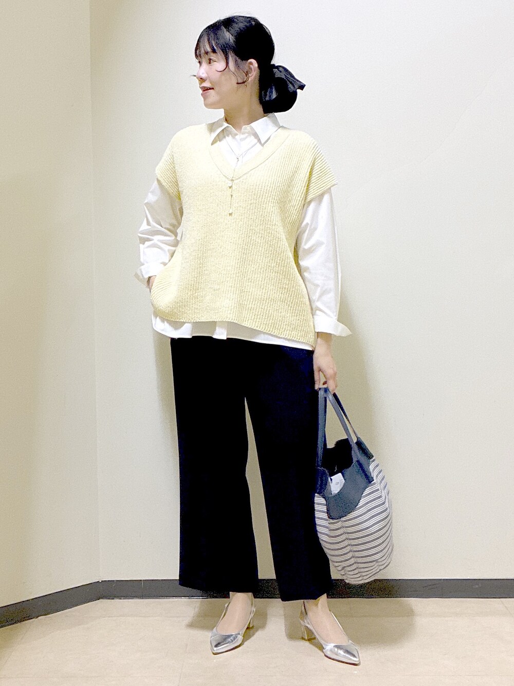 ホワイト系のシャツ/ブラウス、イエロー系のニット/セーター、ブルー系のその他パンツを着用したレディースの春コーディネートの9枚目の写真