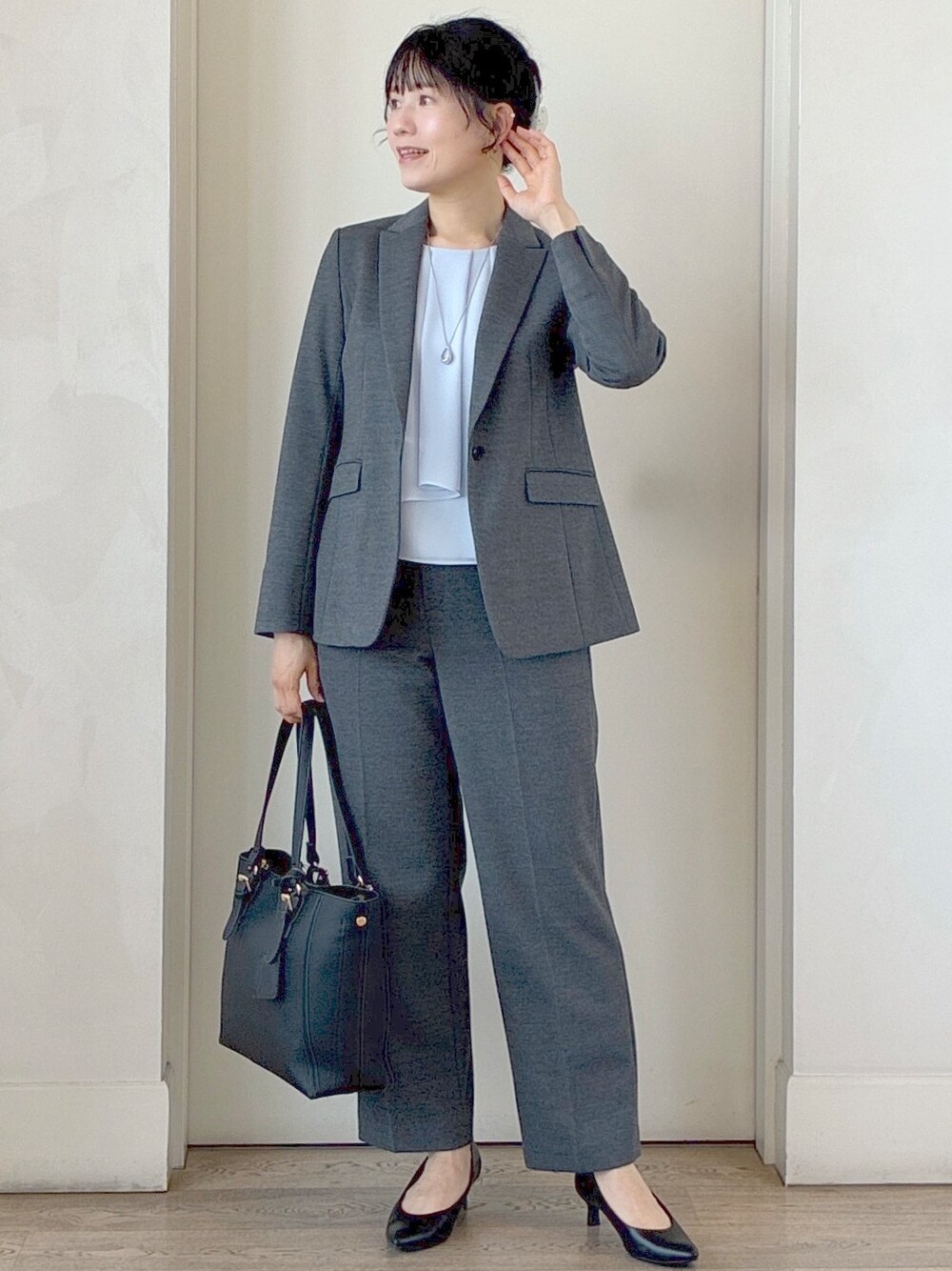 ブルー系のシャツ/ブラウス、グレー系のその他パンツ、ブラック系のトートバッグを着用したレディースの秋コーディネートの6枚目の写真