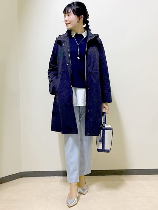 ブルー系のニット/セーター、ホワイト系のシャツ/ブラウス、ブルー系のその他パンツを着用したレディースの春コーディネートの9枚目の写真